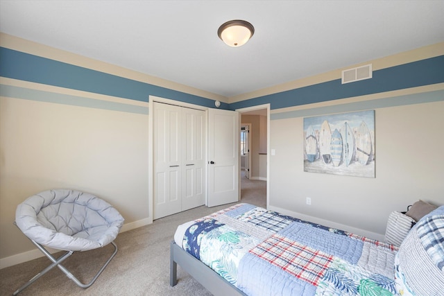 bedroom featuring carpet flooring and a closet