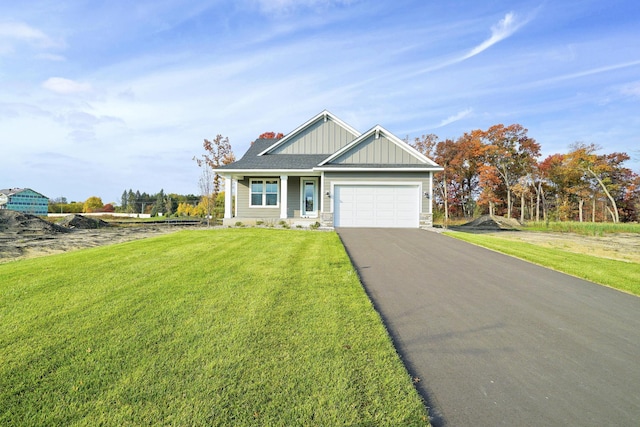 view of front of property featuring a front lawn and a garage