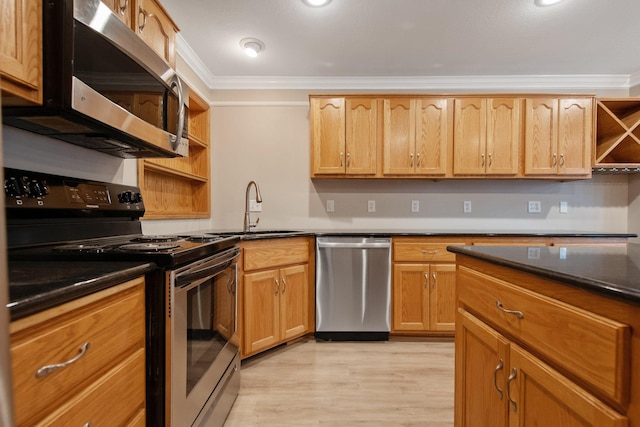 kitchen featuring crown molding, stainless steel appliances, sink, and light wood-type flooring