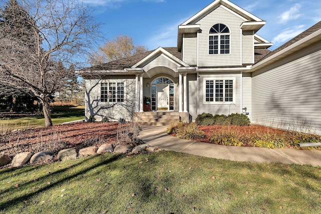 view of front property featuring a front yard