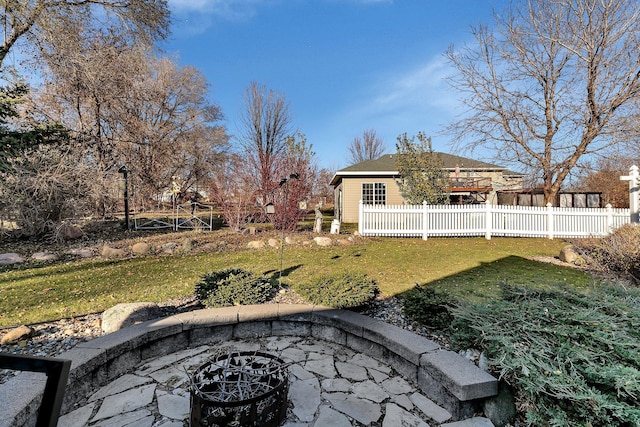 view of yard featuring an outdoor fire pit