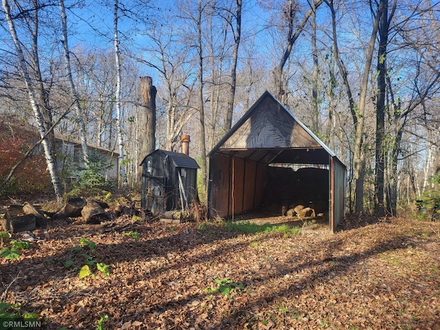 view of side of property featuring an outbuilding