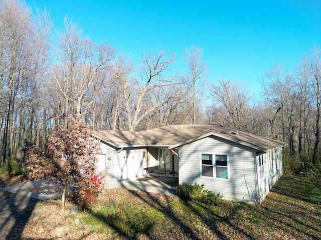 view of front of home with a patio and a front lawn