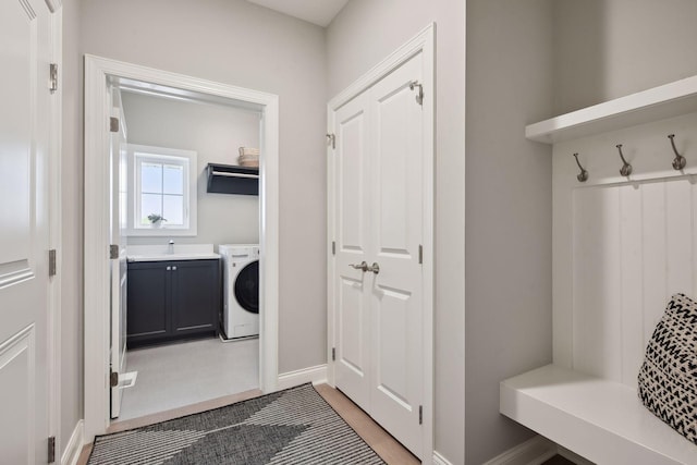 mudroom with washer / clothes dryer