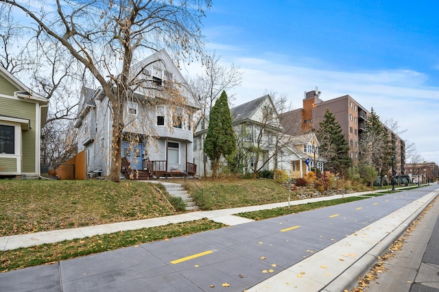 view of front of home featuring a front lawn