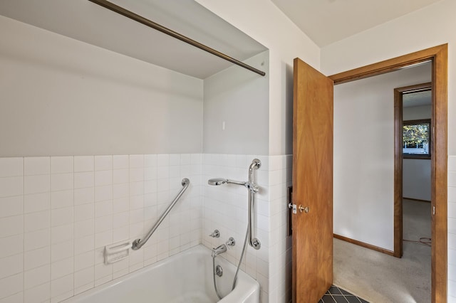 bathroom featuring tiled shower / bath combo