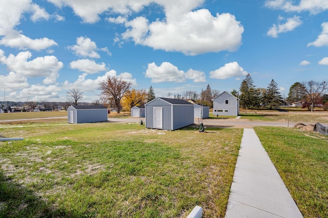 view of yard featuring a storage shed