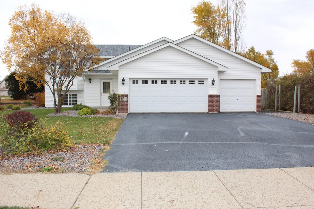view of front facade featuring a garage