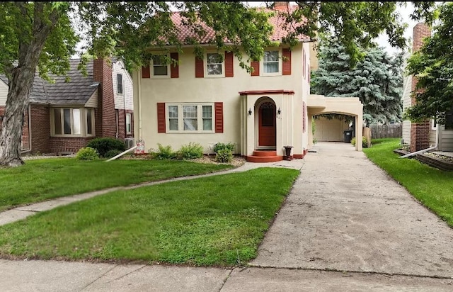 607 Lake Ave, Worthington, MN 56187 - view of front of home featuring stucco siding, a front yard, and driveway