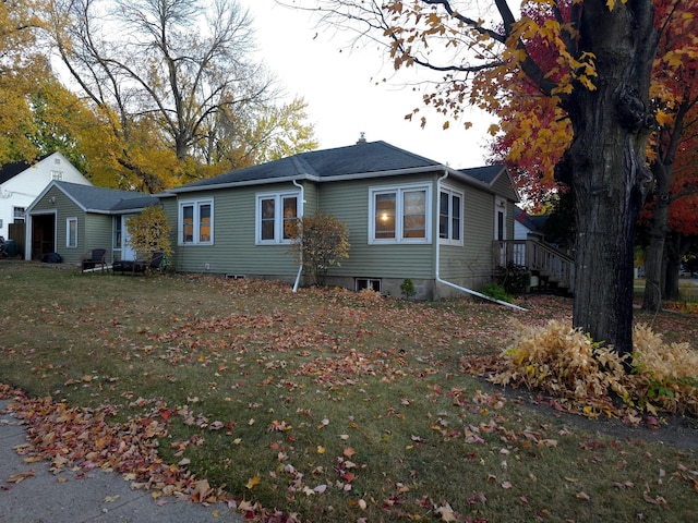 view of front facade with a front yard