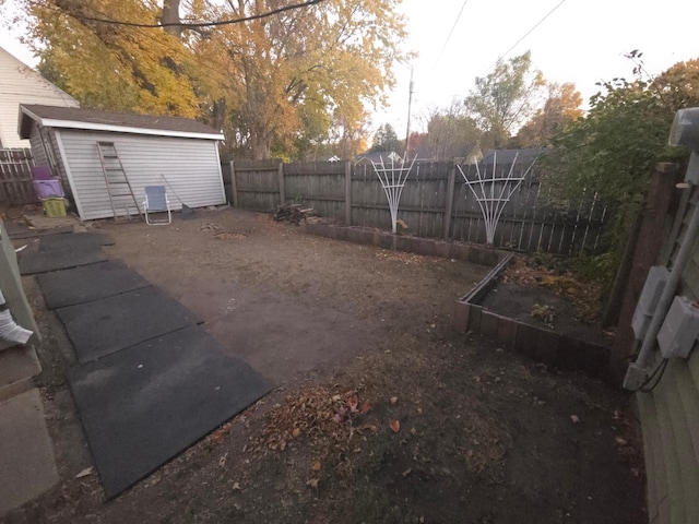 view of yard featuring a shed