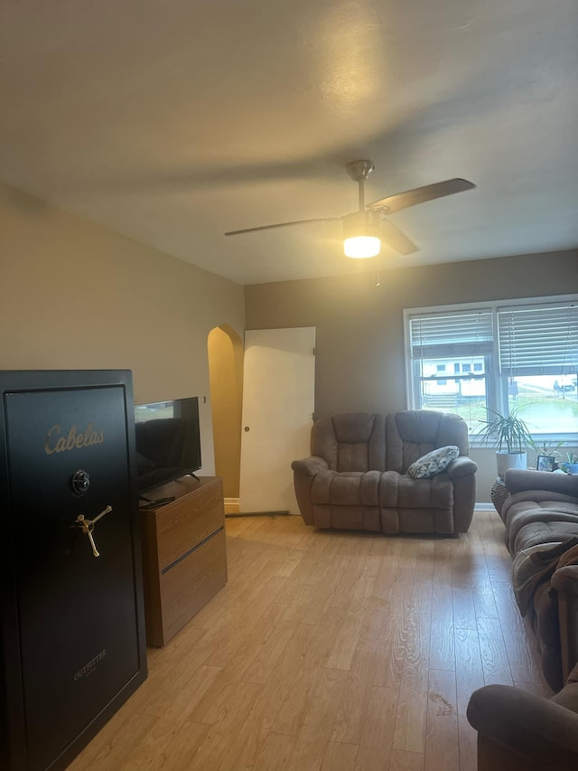 living room featuring light hardwood / wood-style flooring and ceiling fan