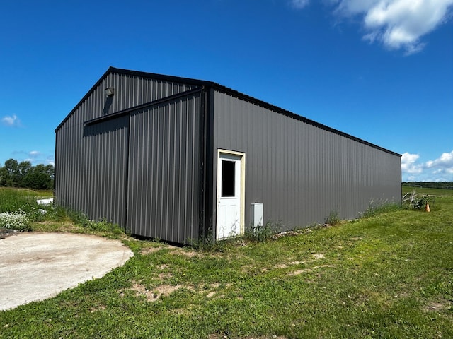 view of outdoor structure featuring a yard