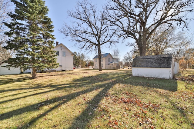 view of yard featuring a shed