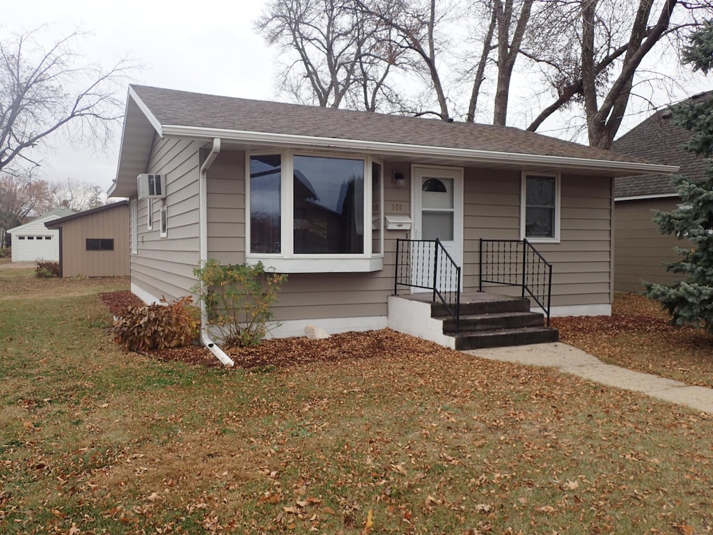 view of front of property featuring a front yard