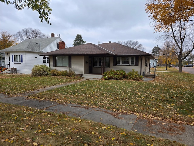 view of front of home featuring a front lawn