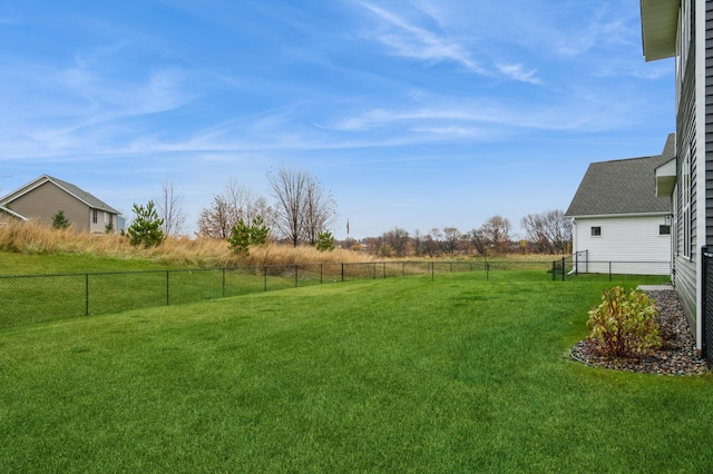 view of yard featuring a rural view