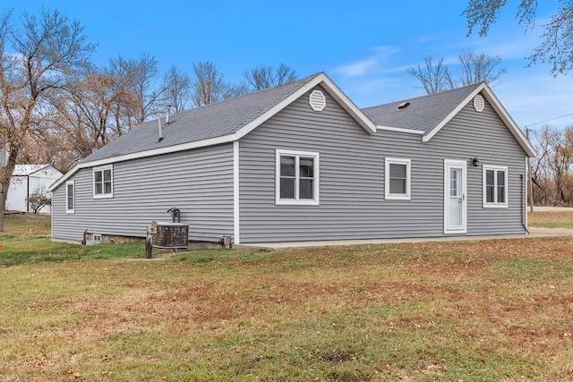 back of house featuring a yard