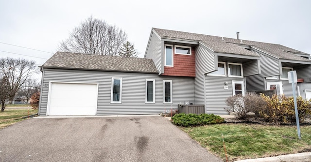 view of front facade featuring a garage