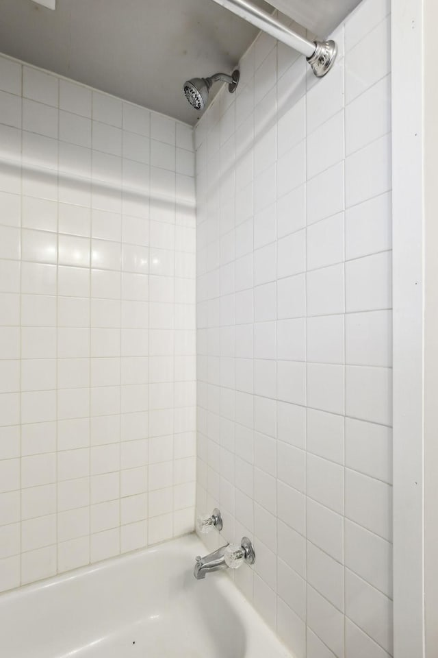 bathroom with tiled shower / bath