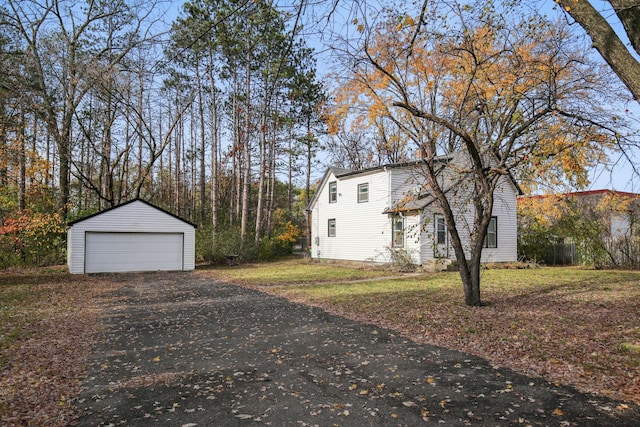 view of yard with a garage and an outdoor structure