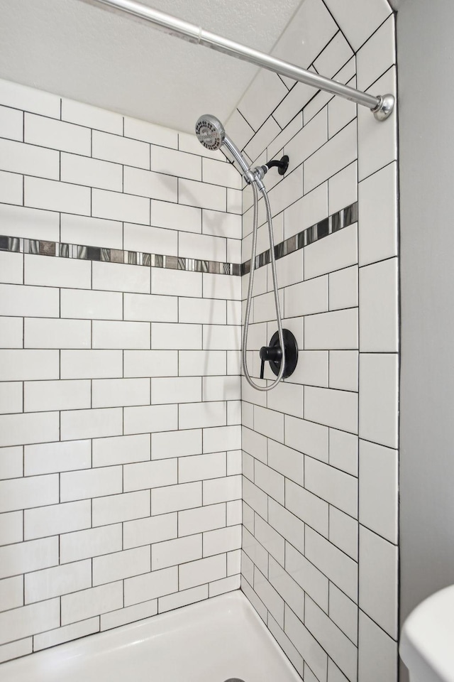 bathroom featuring a tile shower