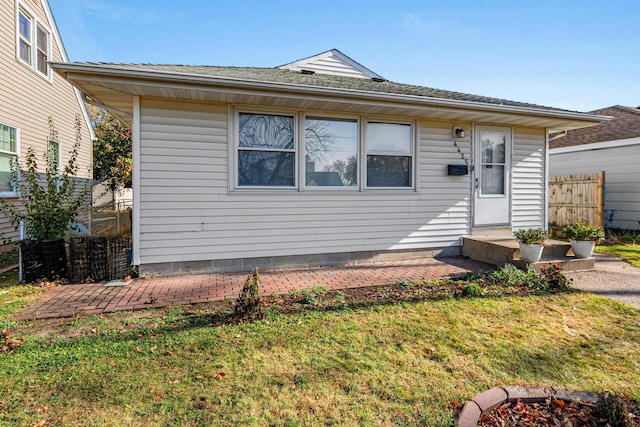 view of front of property featuring a front yard