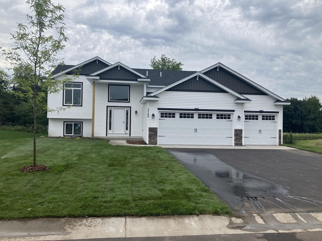 view of front facade featuring a garage and a front lawn