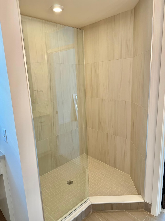 bathroom featuring tiled shower