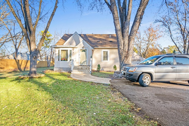 view of front of home featuring a front lawn