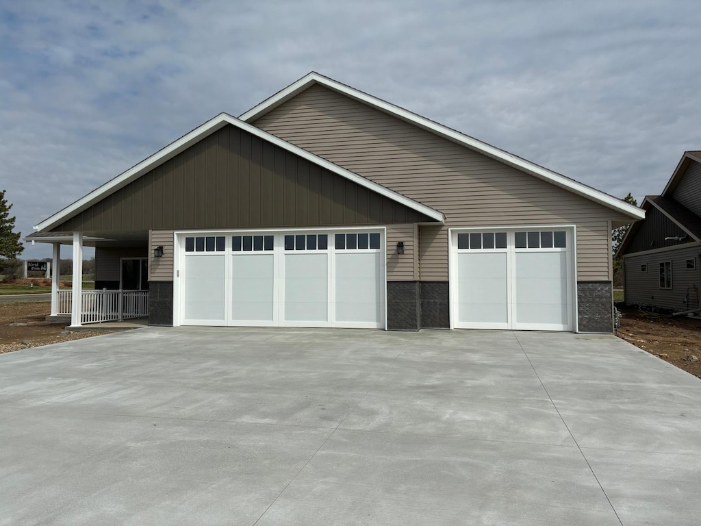 view of front facade featuring concrete driveway