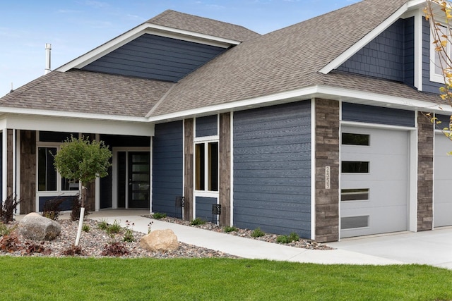 view of front of home featuring a garage and a front yard