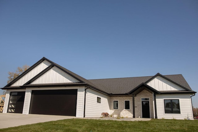 view of front of house featuring a garage and a front yard