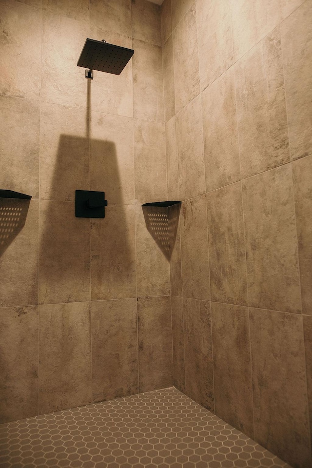 interior details with a tile shower