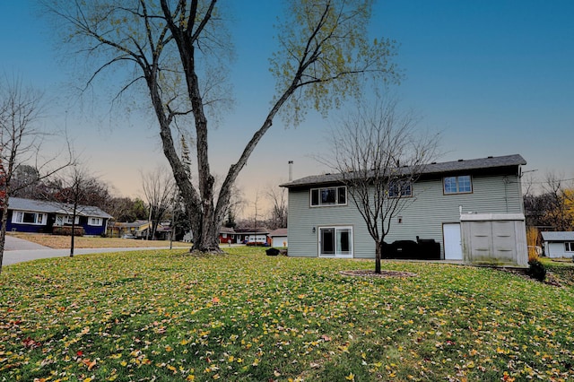 view of yard at dusk