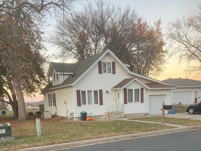 view of front of property featuring a yard and a garage