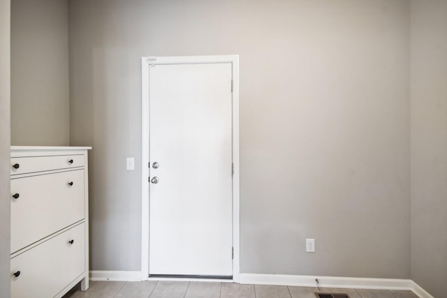 empty room featuring light tile patterned floors