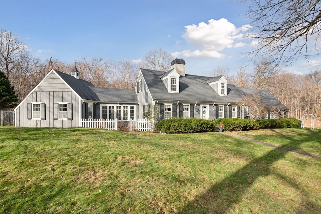 back of house featuring a yard