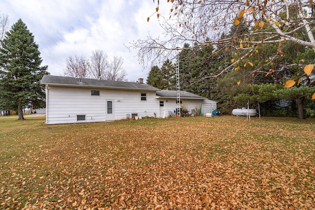 back of house featuring a lawn