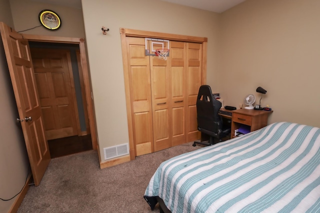 bedroom featuring carpet flooring and a closet