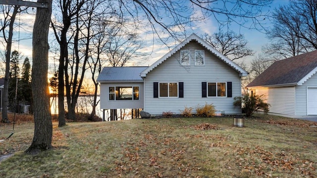 view of front of house featuring a yard