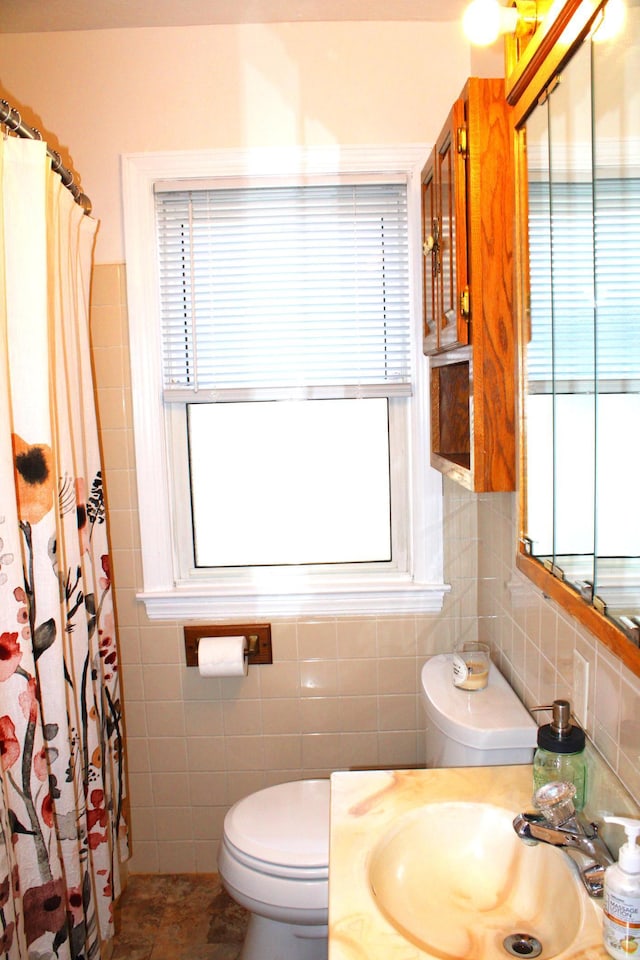 bathroom featuring tile walls, a shower with shower curtain, tile patterned floors, and toilet