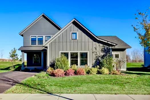 view of front of home featuring a front lawn