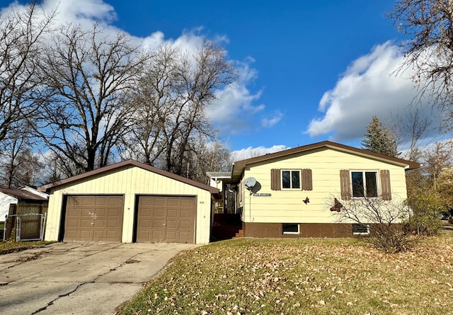 view of front of home featuring an outbuilding, a garage, and a front yard