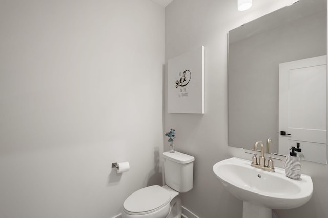 10238 Arrowwood Path, Woodbury, MN 55129 - bathroom featuring a sink, baseboards, and toilet