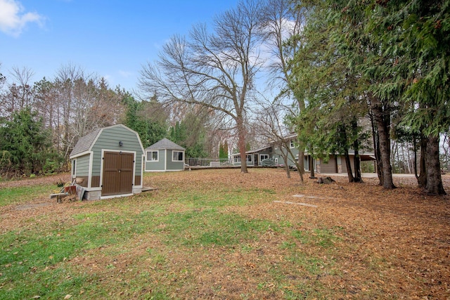 view of yard with a shed