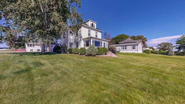 view of front of property featuring a front lawn