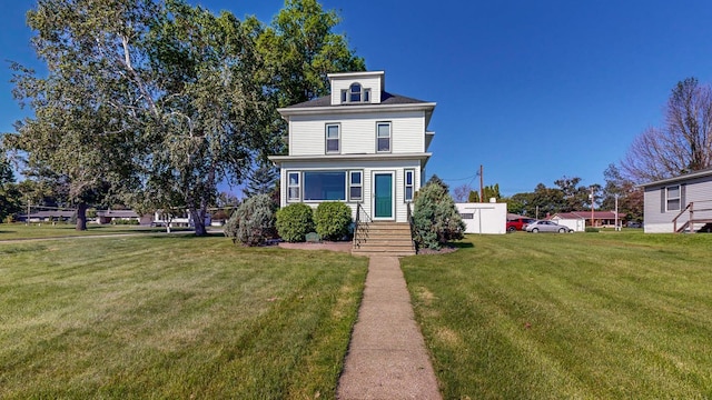 view of front facade featuring a front lawn