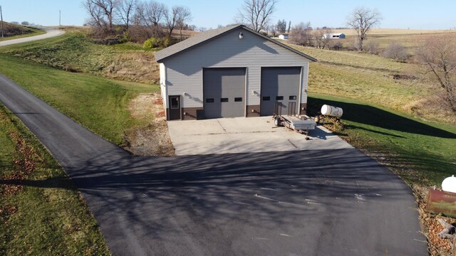 view of outdoor structure featuring a garage and a yard