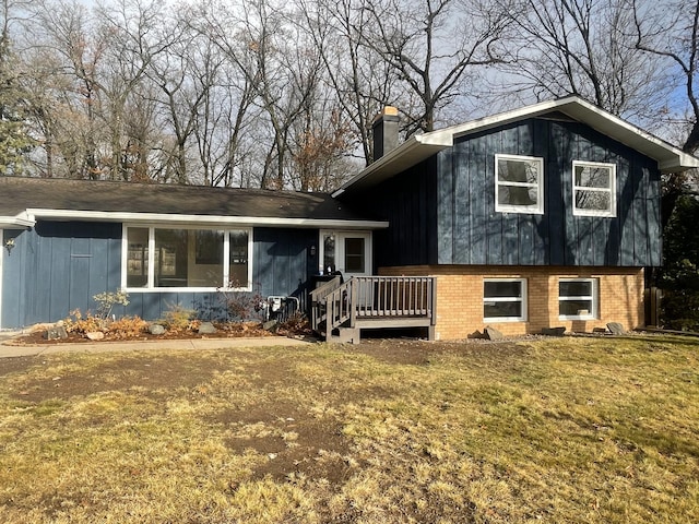 split level home featuring a front yard